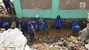 Petugas gabungan membersihkan puing-puing longsoran di Perumahan Pesona Kalisari, Pasar Rebo, Jakarta, Selasa (27/11). Ekskavator turut dikerahkan untuk membersihkan puing-puing dan tumpukan tanah yang menutupi jalanan. (Liputan6.com/Herman Zakharia)