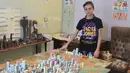 Mohamed Qutaish, 14 tahun saat memperlihatkan kontruksi kota Aleppo dengan skala kecil buatannya sendiri di Suriah, Senin (31/8/2015). Qutaish ingin kota Aleppo menjadi kota yang modern di masa depan.  (REUTERS/Ismail Abdalrhman)