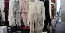 Perkembangan dunia digital mendorong Sarah Dewanto untuk memperluas jangkauan target pasar. Lebih dari 15 model pakaian dan lebih dari 8 pilihan warna disediakan untuk para pecinta fashion, khususnya bagi mereka yang membutuhkannya untuk acara-acara tertentu. [Adrian Putra/Fimela]