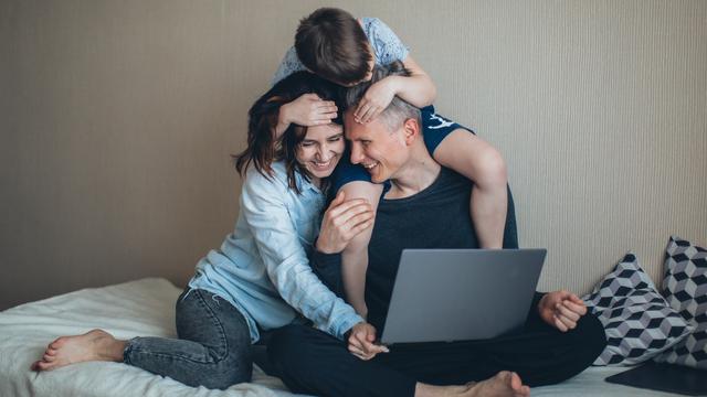 Ilustrasi anak dan kedua orang tuanya, keluarga kecil