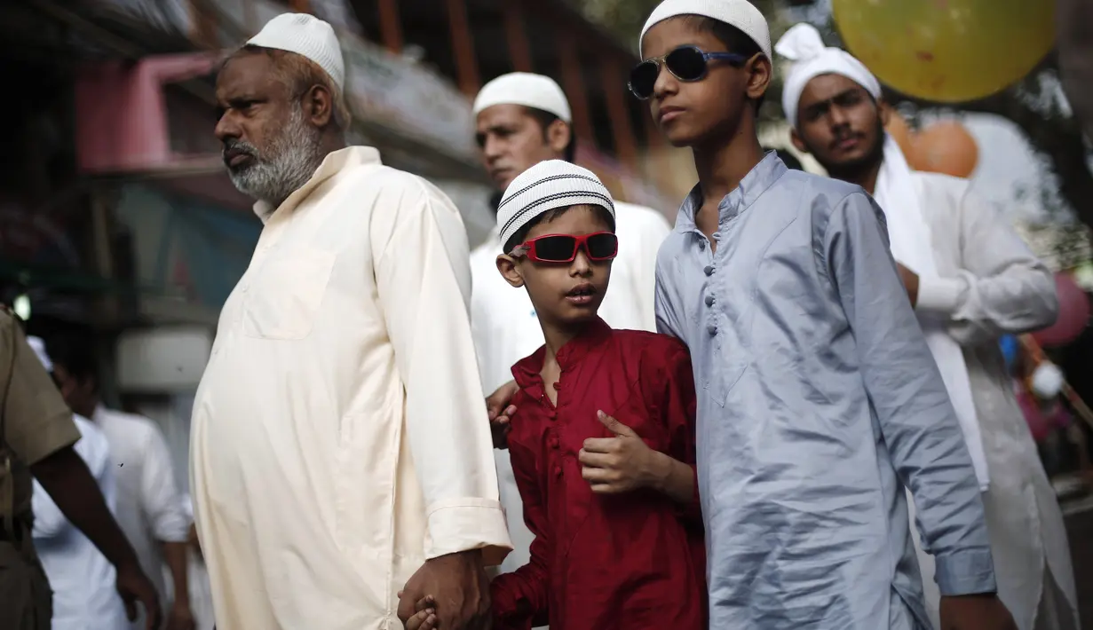 Sebuah keluarga meninggalkan Masji Jama usai selesai melaksanakan salat Idul Fitri, India, Selasa (29/7/14). (REUTERS/Adnan Abidi)