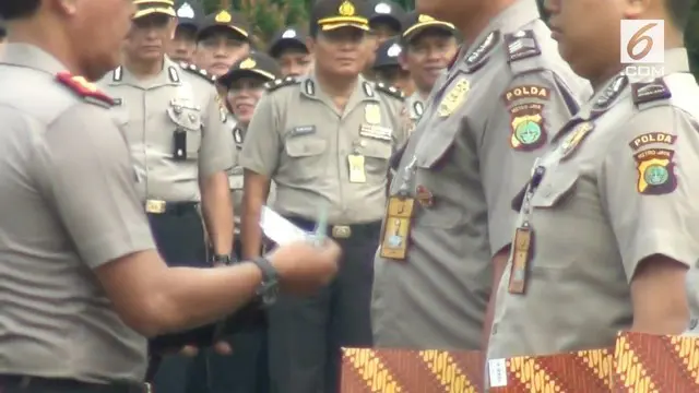 VIDEO: Berseragam Dinas Lusuh, Anggota Ini Diberi Uang oleh Kapolda
