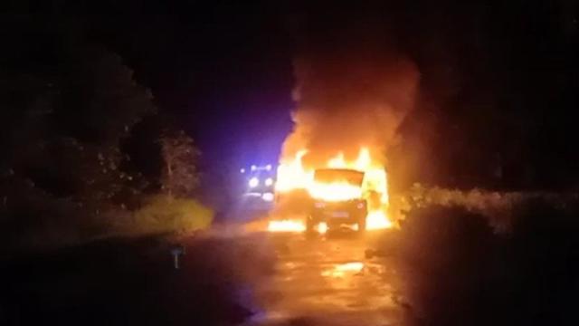 Sebuah mobil Isuzu Panther terbakar di Desa Klatakan Situbondo (Istimewa)