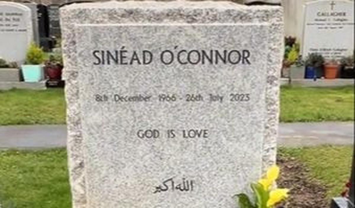 Di batu nisan berwarna abu-abu, tertulis dengan jelas nama Sinead O'Connor berserta tahun dimana penyanyi legendaris itu lahir dan wafat.<br>