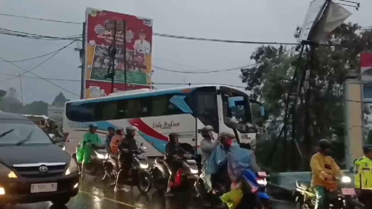 Rio juga mengimbau pengendara untuk selalu berhati-hati karena cuaca tak menentu belakangan ini di Jalur Puncak.<br>