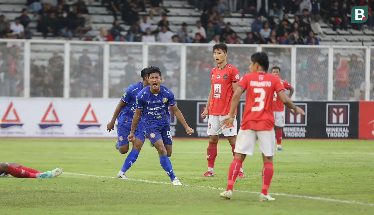 <p>Selebrasi pemain Persiraja Banda Aceh, Ramadhan setelah mencetak gol kedua timnya ke gawang Malut United pada laga leg kedua perebutan tempat ketiga Pegadaian Liga 2 2023/2024 atau playoff promosi Liga 1 2024/2025 di Stadion Madya, Senayan, Jakarta, Sabtu (9/3/2024). (Bola.com/Abdul Aziz)</p>