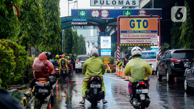 Pengendara sepeda motor memasuki Tol Pulomas, Jakarta, Sabtu (8/2/2020). Pengendara sepeda motor memasuki Tol Pulomas lantaran Jalan Ahmad Yani perempatan Gudang Garam terendam banjir setinggi lutut orang dewasa. (merdeka.com/Imam Buhori)