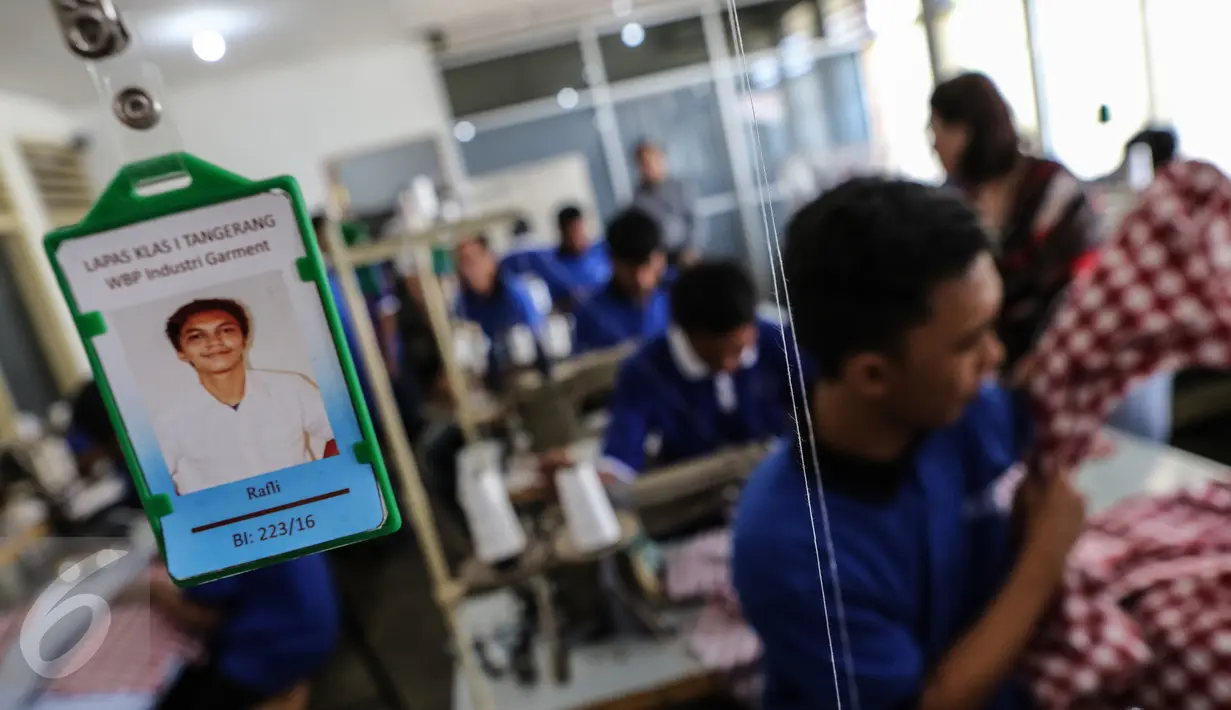 Sebuah kartu identitas warga binaan digantung saat kegiatan bimbingan kerja garmen di Lapas Kelas 1 Tangerang, Kota Tangerang (29/10). Seluruh barang hasil produksi di jual di sejumlah pusat perbelanjaan. (Liputan6.com/Fery Pradolo)