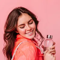 Layering parfum bukan sekadar mencampur aroma secara acak tetapi ada teknik yang perlu diperhatikan agar hasilnya tetap harmonis dan nyaman dicium. (foto/dok: freepik/lookstudio)