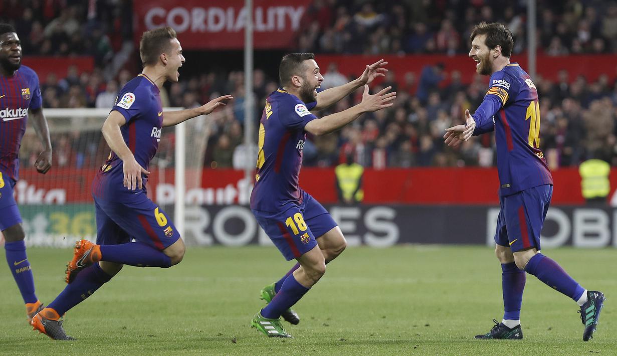 Para pemain Barcelona merayakan gol Lionel Messi (kanan) saat melawan tuan rumah Sevilla pada laga La Liga Santander di Sanchez Pizjuan stadium, (31/3/2018). Barcelona bermain imbang 2-2 dengan Sevilla. (AP/Miguel Morenatti)
