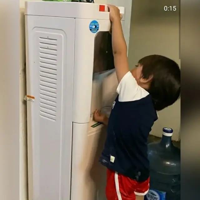 Melihat Bhre Kata yang sudah bersiap mencuci tangan di dispenser, Zaskia Adya Mecca secara spontan melarang perbuatan anaknya itu. (https://www.instagram.com/p/CAGs74OnIuZ/)