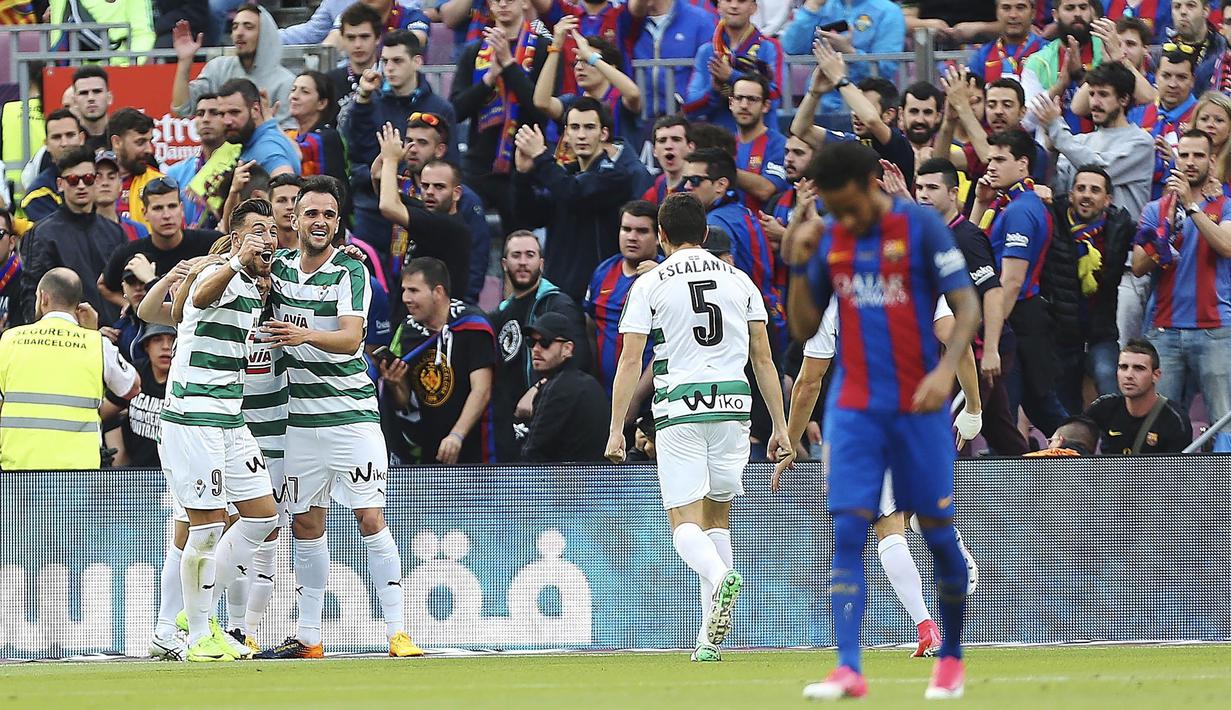 Sejumlah pemain Eibar merayakan gol yang dicetak oleh Inui ke gawang Barcelona pada laga pekan terakhir La Liga di Camp Nou, Minggu (21/5/2017). Barcelona menang 4-2.  (EPA/Alejandro Garcia)