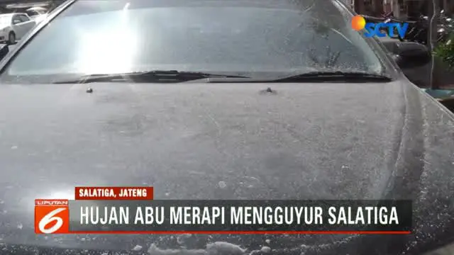 Kota Salatiga, Jawa Tengah, diguyur hujan abu usai Gunung Merapi mengalami letusan freatik.