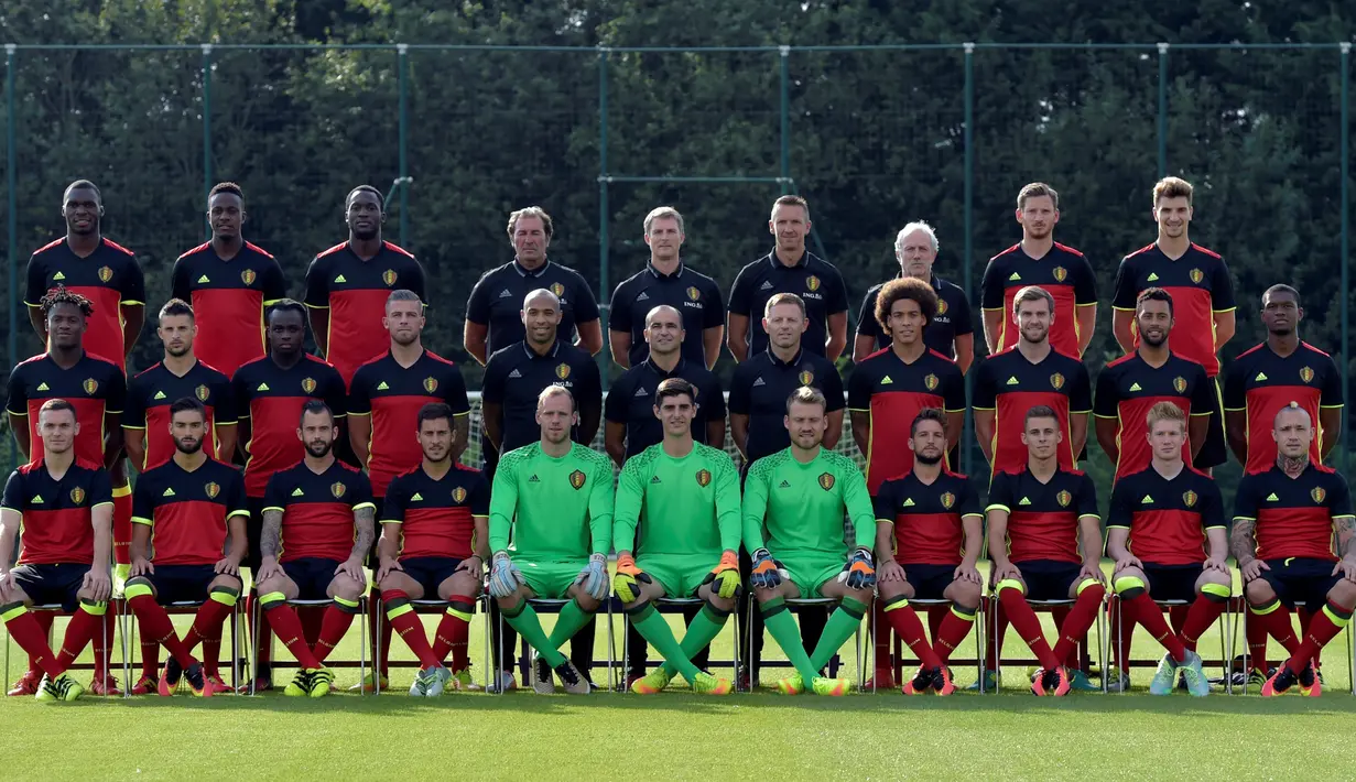 Asisten baru timnas Belgia, Thierry Henry foto bersama skuadnya saat sesi latihan di Neerpede, Belgia (29/8). Henry 39 tahun sebelumnya bekerja sebagai pelatih timi U-18 Arsenal. (REUTERS/Eric Vidal)