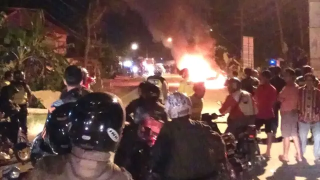 Mobil Sedan Terbakar Saat Terjebak Macet di Cilacap