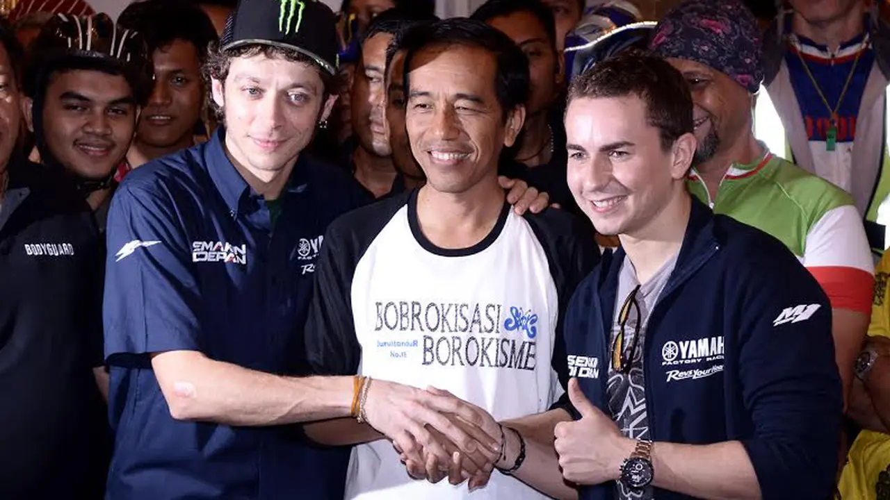 Momen Hangat 'Salam Komando' Rossi-Jokowi-Lorenzo di Indonesia