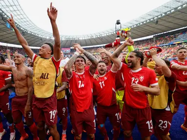 Para pemain Swiss merayakan kemenangan pada akhir pertandingan babak 16 besar Euro 2024 melawan Italia di Olympiastadion Berlin pada 29 Juni 2024. (Axel Heimken/AFP)