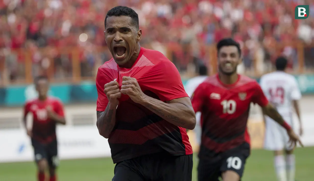 Striker Indonesia, Alberto Goncalves, melakukan selebrasi usai membobol gawang Uni Emirat Arab (UEA) pada laga Asian Games di Stadion Wibawa Mukti, Jawa Barat, Jumat (24/8/2018). (Bola.com/Vitalis Yogi Trisna)