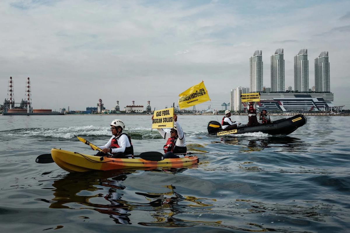 FOTO: Aksi Aktivis  Greenpeace di PLTU Muara Karang Soroti Arah Kebijakan Energi Indonesia