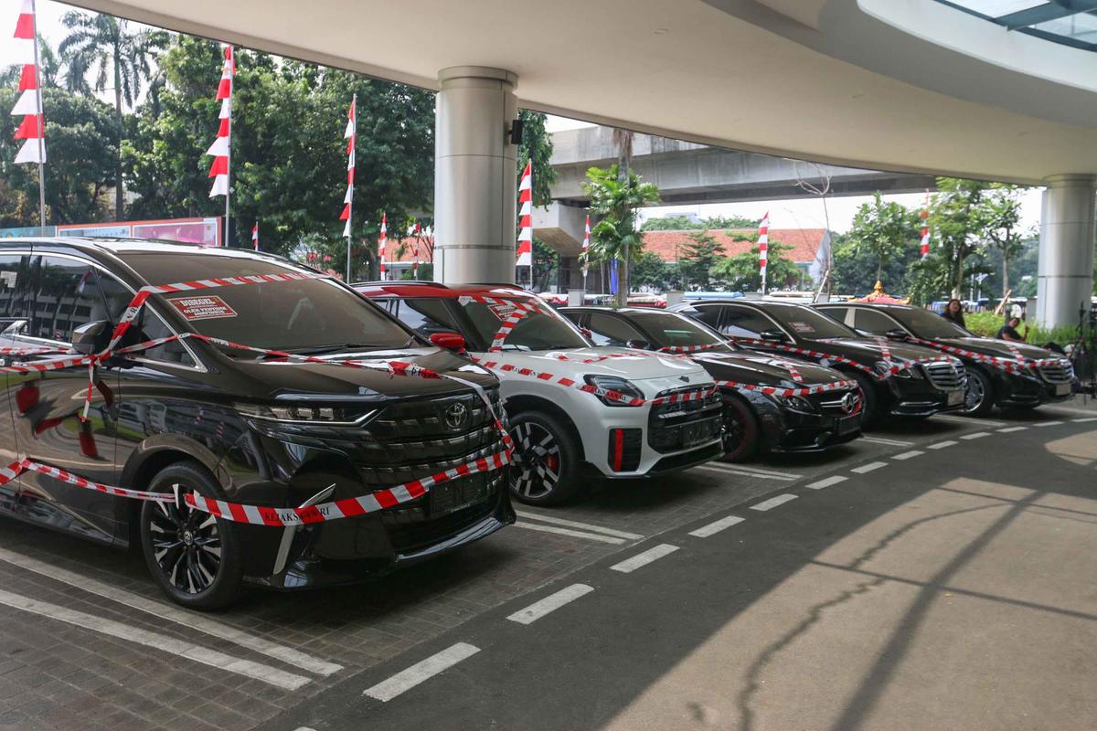 FOTO: Deretan Mobil Mewah Riza Chalid Disita Kejagung, Terseret Kasus Korupsi Minyak Rp 285 Triliun