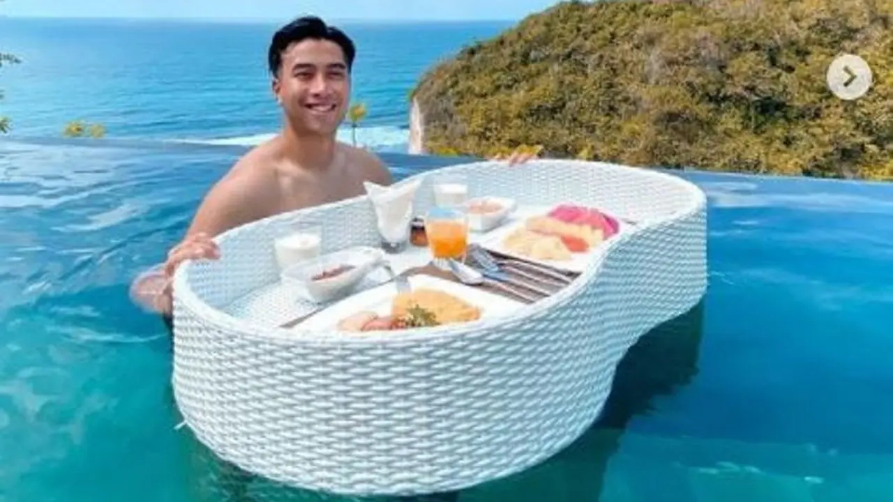 Gaya Vidi Aldiano Ikutan Tren Floating Breakfast