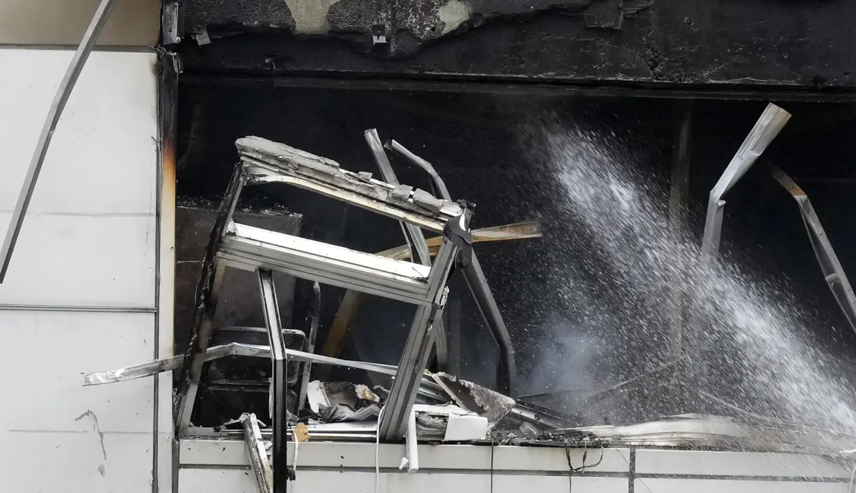 <p>"Suara ledakan juga terdengar. Sebanyak 32 mobil pemadam kebakaran berada di lokasi," kata juru bicara departemen pemadam kebakaran kepada AFP. (AP Photo/Eugene Hoshiko)</p>