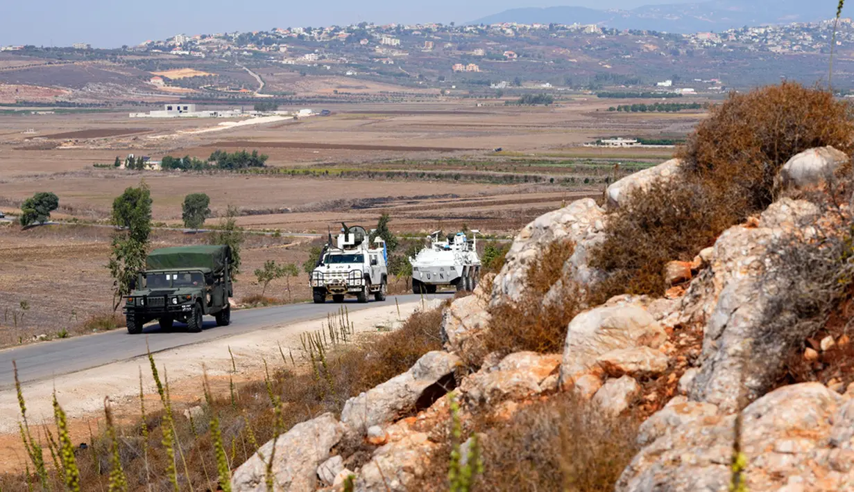 Sumber dari Hizbullah sebelumnya mengatakan kepada AFP bahwa seorang anggotanya tewas "dalam serangan Israel terhadap menara pengawas di Lebanon selatan" dekat Desa Aita al-Shaab, dan juru bicara kelompok itu mengonfirmasi kematian tersebut. (AP Photo/Hassan Ammar)