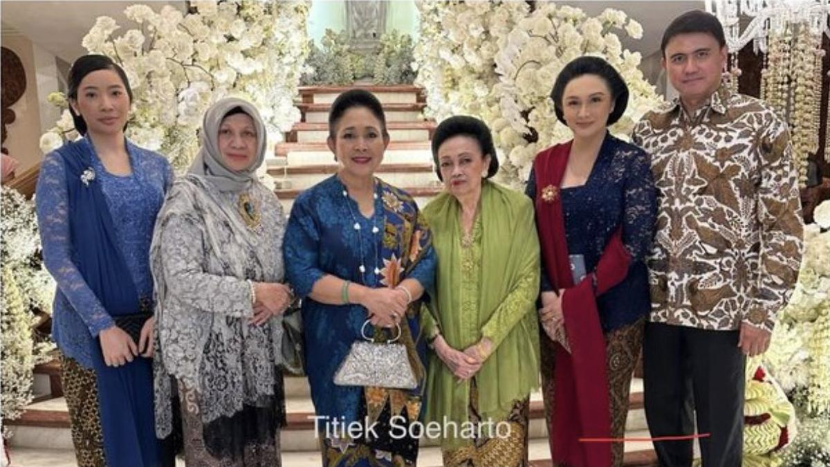 Pesona Anggun Tata Cahyani Saat Kumpul Keluarga Cendana di Pernikahan Anak Ari Sigit