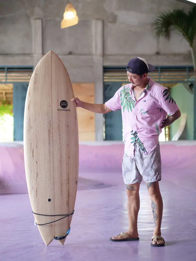 Hiro San dan papan surfing berbahan kayu