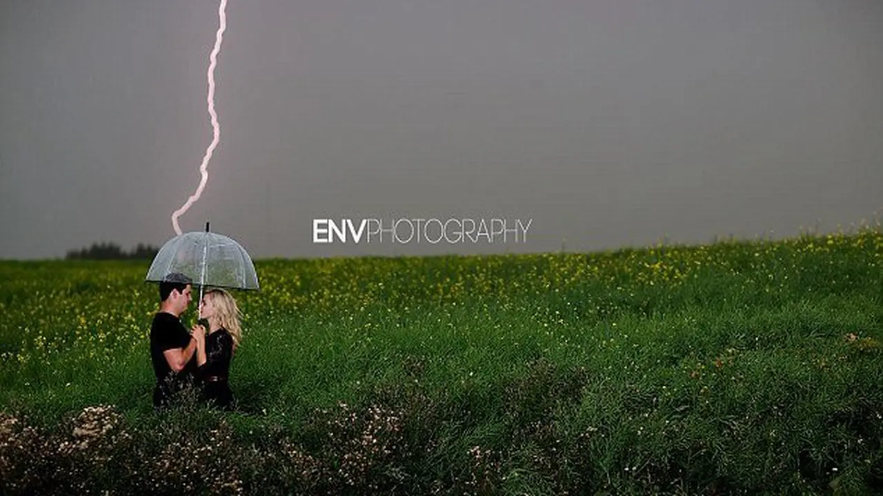 Kilatan Petir Sempurnkan Foto Pre Wedding Pasangan Ini