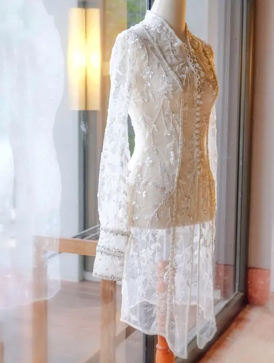 Serta kupnat princess line dari bagian bahu dan tangan balon bermanset. [@miktambayong]