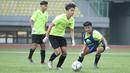 Pemain Timnas Indonesia U-16, Valeroen, saat pemusatan latihan di Stadion Patriot Candrabhaga, Bekasi, Senin (6/7/2020). Timnas Indonesia U-16 terus menggelar persiapan sebelum berkiprah di Piala AFC U-16 2020. (Dokumentasi PSSI)