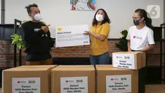 Head of Distribution Indonesia Kuat Volland Hummonggio, Country Marketing Manager IKEA Indonesia Dyah Fitrisally dan relawan dari Masker Untuk Indonesia Andini Wijendaru pada acara donasi 11.250 masker kain non-medis di Jakarta, Selasa (03/11/2020). (Liputan6.com/Fery Pradolo)
