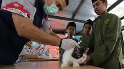 Sebanyak 300 dosis vaksin rabies disiapkan untuk kegiatan yang berlangsung pada 14-16 Oktober 2025 itu. (merdeka.com/Arie Basuki)