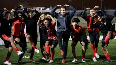 Pemain Korea-Korea Selecao foto bersama dengan pelatih Victoria Clube de Lisboa, Miguel Saragaco, setelah sesi latihan hari keempat, Minggu (24/11/2024). (Bola.com/Bagaskara Lazuardi)