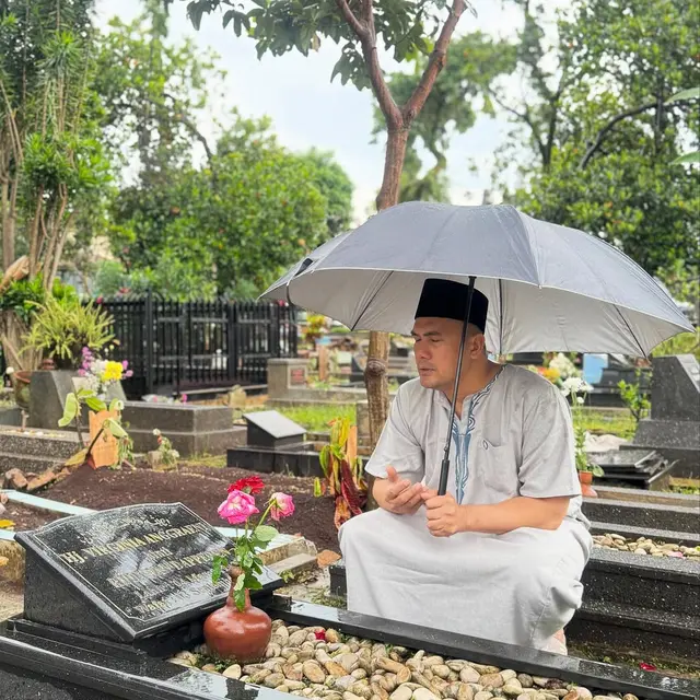 6 Potret Saipul Jamil Ziarah ke Makam Virginia Anggraeni, Sudah 14 Tahun Istri Berpulang