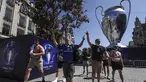 Suporter Chelsea berjalan melewati replika raksasa trofi Liga Champions di pusat kota Porto, Portugal (28/5/2021). Klub Inggris Manchester City dan Chelsea akan memainkan final Liga Champions di stadion Dragao di Porto pada Sabtu malam atau Minggu (30/5/2021) dini hari. (AP Photo/Luis Vieira)