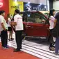 Sejumlah pengunjung memadati booth Wuling Motors dan untuk mendapatkan informasi dari para sales yang berjaga di Jakarta Fair 2017. (Herdi Muhardi)