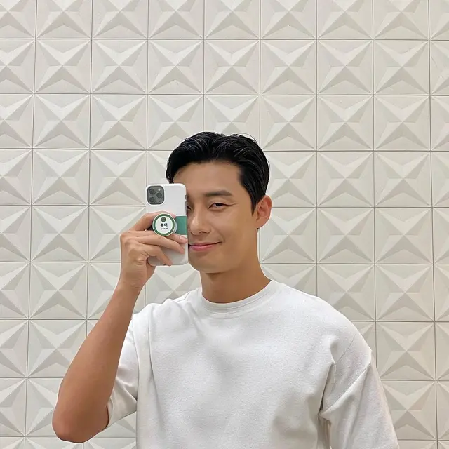 Kumpulan Senyum Park Seo Joon
