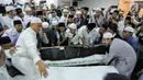 Umat muslim mengangkat jenazah KH Maimun Zubair atau Mbah Moen usai dimandikan di Masjid Muhajirin Khalidiyah, Makkah, Arab Saudi, Selasa (6/8/2019). Ulama kenamaan tersebut tidak mengeluhkan sakit apapun sebelum meninggal. (Liputan6.com/HO/Baharuddin/MCH)