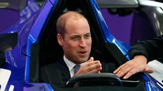  Pangeran William saat mencoba mobil balap BAC Mono selama kunjungannya ke Graphene Institute National University of Manchester di Manchester, Inggris (14/10). Pangeran William terlihat bersemangat menaiki mobil balap tersebut. (REUTERS/Phil Noble)
