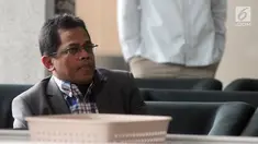 Sekjen DPR Indra Iskandar menunggu panggilan penyidik saat akan menjalani pemeriksaan di Gedung KPK, Jakarta, Kamis (21/3). Indra Iskandar diperiksa sebagai saksi untuk tersangka mantan Wakil Ketua DPR Taufik Kurniawan. (merdeka.com/Dwi Narwoko)