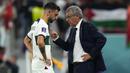 Pelatih Portugal, Fernando Santos (kanan) resmi dipecat oleh Federasi Sepak Bola Portugal (FPF) setelah gagal di Piala Dunia 2022. Bruno Fernandes dkk bersama Timnas Portugal dikalahkan Maroko dalam pertandingan perempat final pada Sabtu (10/12/2022). FPF menyatakan bahwa keputusan ini diharapkan mampu memicu siklus baru yang lebih baik di timnas Portugal. (AP Photo/Petr David Josek)