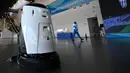 Robot membersihkan lantai Main Media Center selama Olimpiade Musim Dingin Beijing 2022 pada 5 Februari 2022. (AFP/Gabriel Bouys)