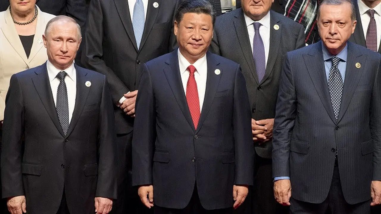 Presiden Xi Jinping diapit oleh Presiden Rusia Vladimir Putin dan Presiden Turki Recep Tayyip Erdogan saat KTT Belt and Road