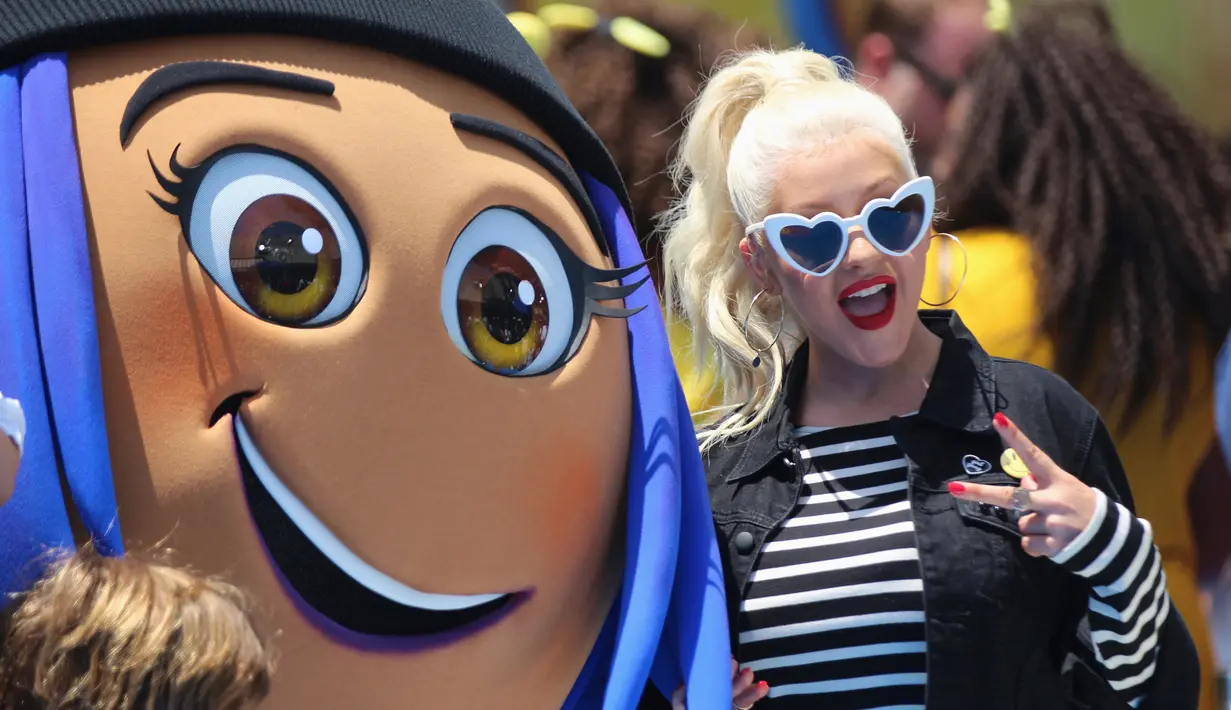 Penyanyi Christina Aguilera berpose saat tiba di Premiere Film "The Emoji Movie" di bioskop The Village Village di Los Angeles, AS (23/7). Aguilera tampil modis dengan jaket jeans hitam dan kaca mata berbentuk love. (Photo by Willy Sanjuan/Invision/AP)