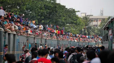 Warga muslim Bangladesh berdesakan untuk naik kereta saat melakukan mudik libur Idul Adha 1438 H di Dhaka, Bangladesh (1/9). Umat Muslim dari seluruh dunia sedang merayakan Idul Adha 1438 H. (A.M. Ahad)