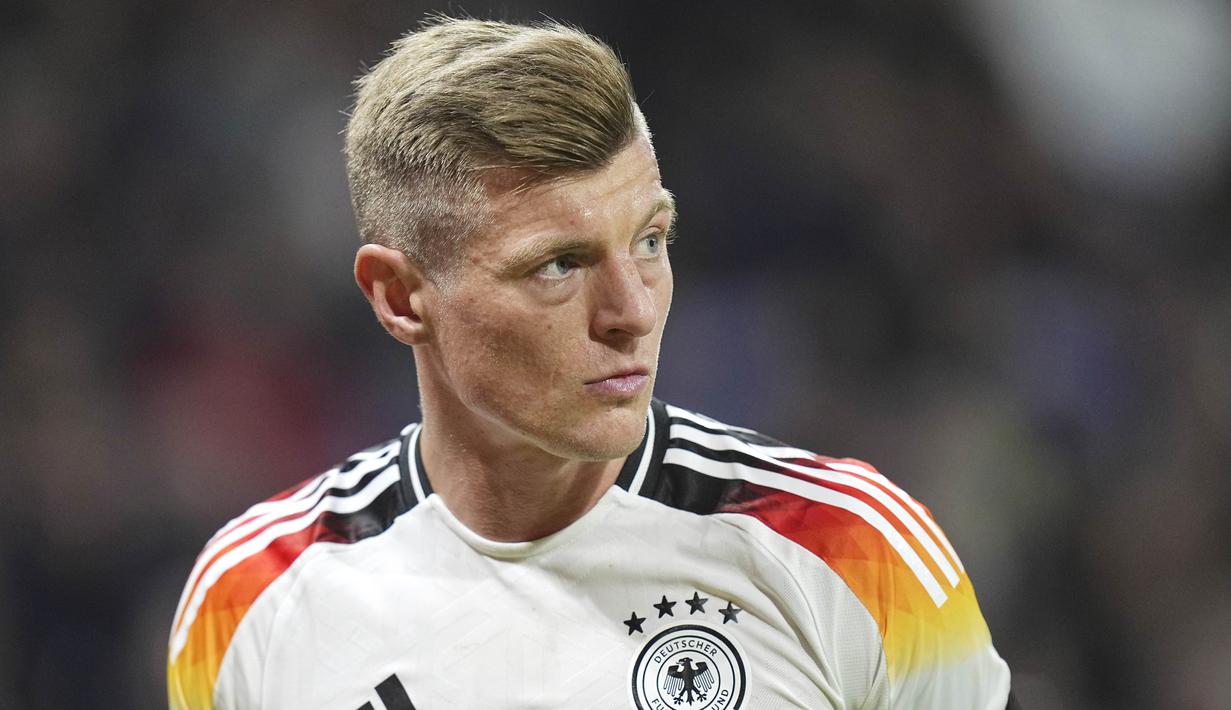 Pemain Jerman, Toni Kroos, saat melawan Prancis pada laga persahabatan di Stadion Groupama, Minggu (24/3/2024). jerman menang dengan skor 2-0. (AP Photo/Laurent Cipriani)