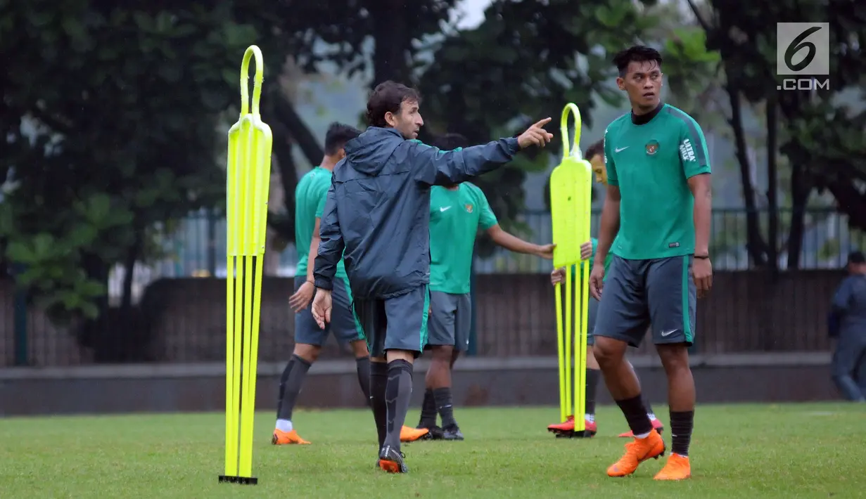 Pelatih Timnas Indonesia, Luis Milla (kiri) memberi arahan latihan pada timnya di Lapangan A Kompleks GBK, Jakarta, Rabu (25/4). Latihan ini persiapan jelang laga PSSI Anniversary Cup dan Asian Games 2018. (Liputan6.com/Helmi Fithriansyah)