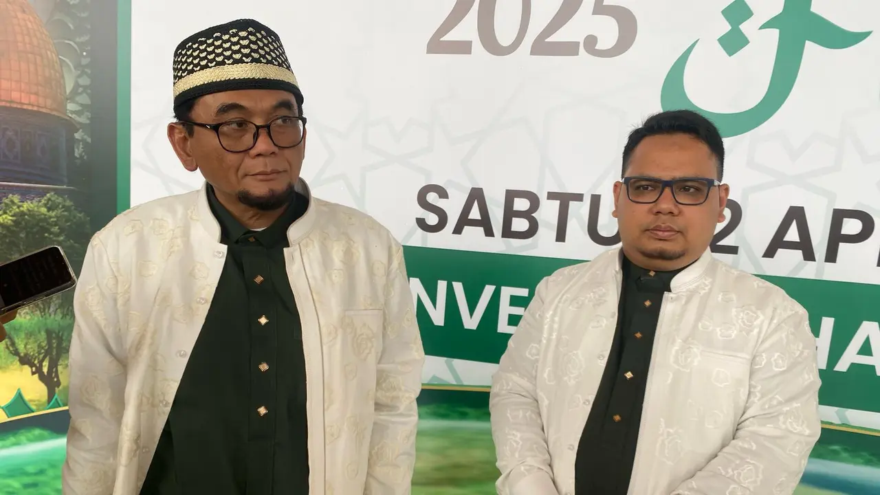 Ustadz Subki Al Bughury bersama Direktur Al Malik Travel, H. Arkan Fadhil.